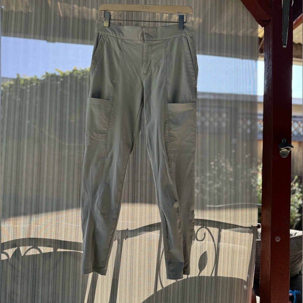 ATHLETA Wander Stash Pant 4 Front Pockets 2 Back Zip Pocket Abalone Grey Size 4